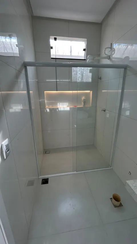 Box de banheiro de correr em vidro temperado incolor com perfil branco