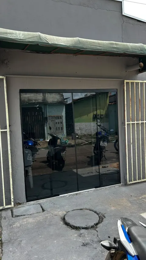 Fachada comercial com portas de correr em vidro fumê