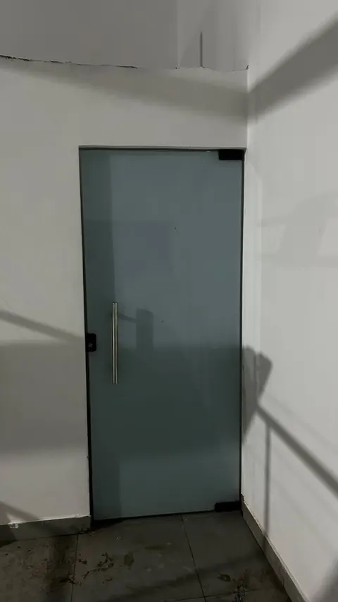 Porta de abrir em vidro temperado com puxador em inox