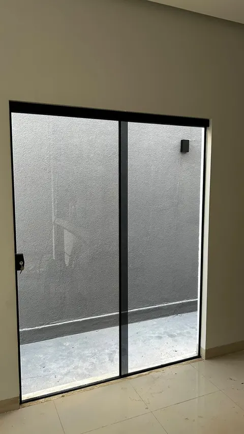 Porta de correr de duas folhas em vidro com perfil preto
