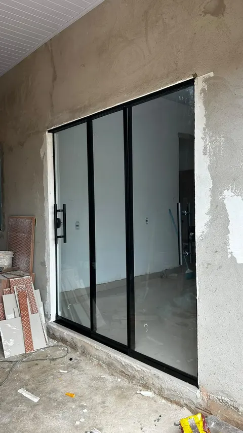Fechamento de varanda com portas de correr de vidro em perfil preto